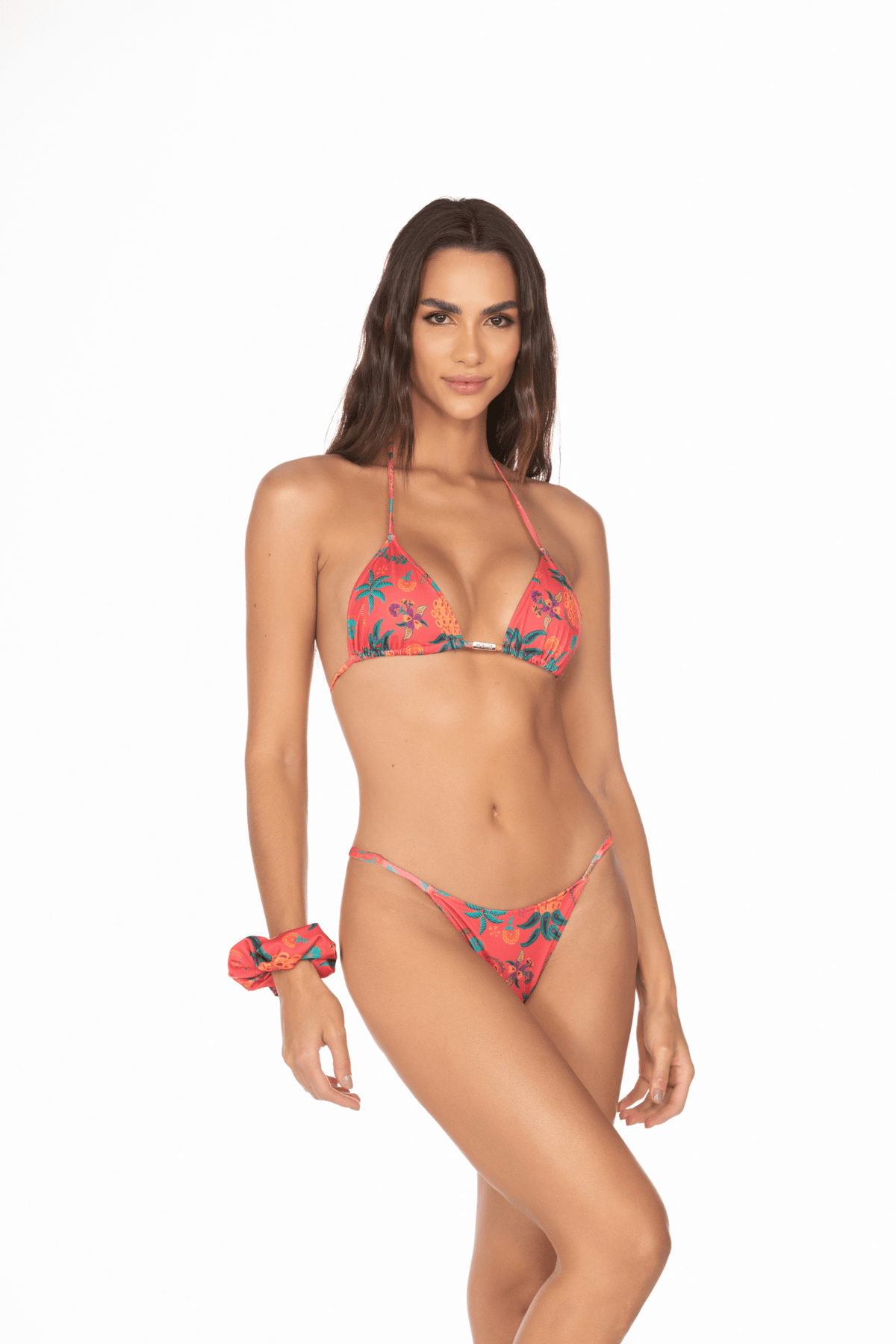 Biquíni Top Cortininha Roletê E Calcinha Fita Fio Discreto Com Regulagem – Fundo Vermelho e Abacaxi