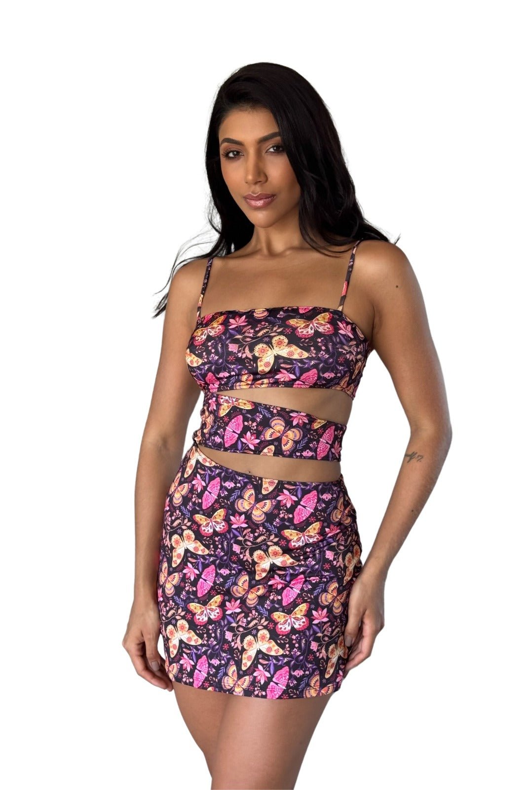 Vestido de Alcinha Borboletas Coloridas Fundo Preto