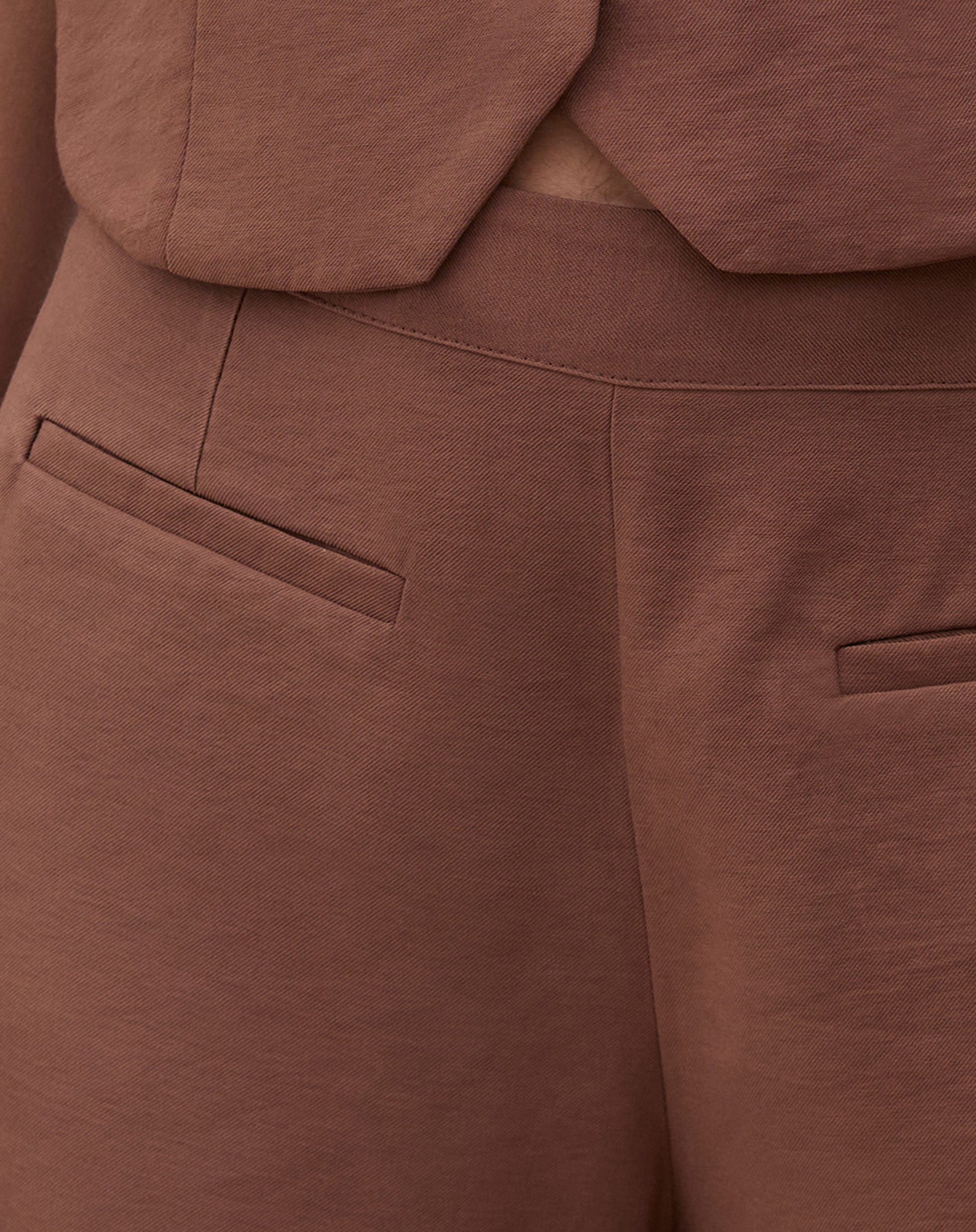 Short com Bolsos Embutidos - Marrom Escuro