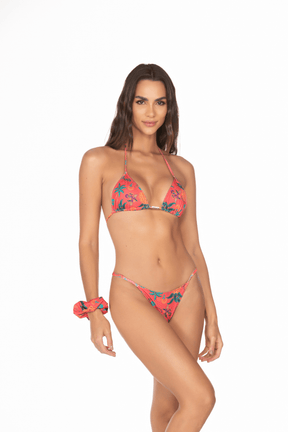 Biquíni Top Cortininha Roletê E Calcinha Fita Fio Discreto Com Regulagem – Fundo Vermelho e Abacaxi